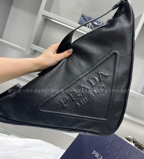 프라다 2VY007 트라이앵글 숄더 크로스백 남성용