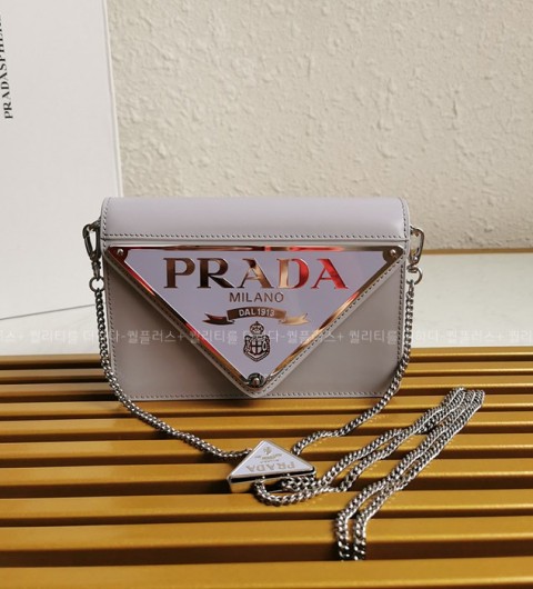 프라다 1BH189 브러시드 레더 맥시 트라이앵글 로고 체인백