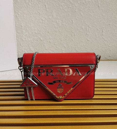 프라다 1BH189 브러시드 레더 맥시 트라이앵글 로고 체인백