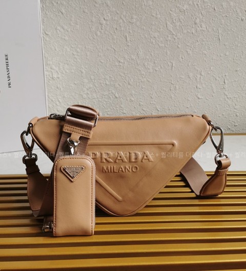 프라다 1BH190 트라이앵글 숄더백