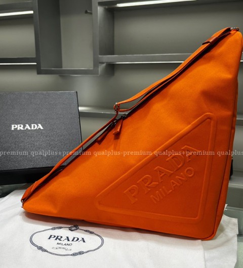 프라다 2VY007 트라이앵글 크로스백 남성용