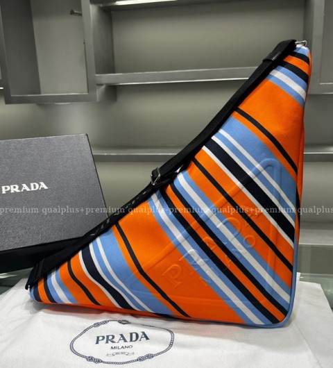 프라다 2VY007 트라이앵글 크로스백 남성용