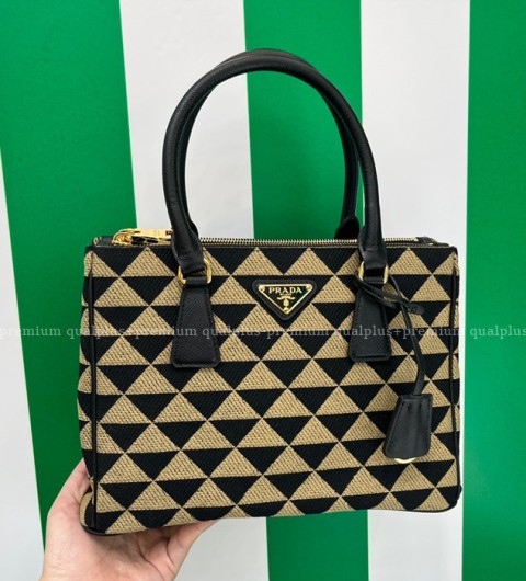 프라다 1BA863 심볼 자수 럭스 탑핸들백