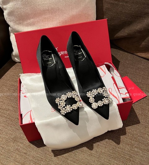 로저비비에 플라워 스트라스 버클 펌프스 미드 힐 여성용