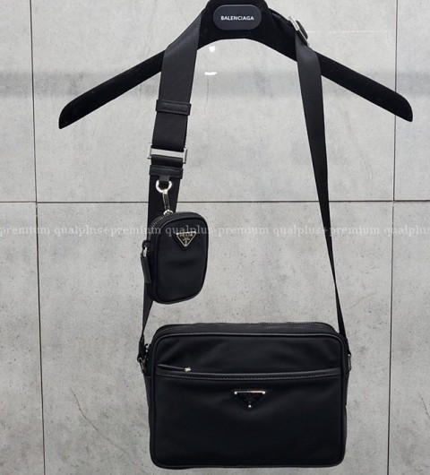 [국내배송] 프*다 22ss 리나일론 삼각로고 크로스 백 남성용