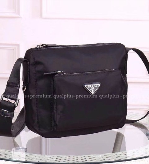 [국내배송] 프*다 최신상 앞포켓 메신저백 남성용