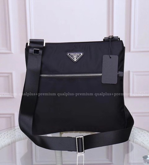 [국내배송] 프*다 최신상 메신저백 남녀공용