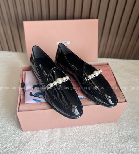 미우미우 페이턴트 가죽 로퍼 여성용