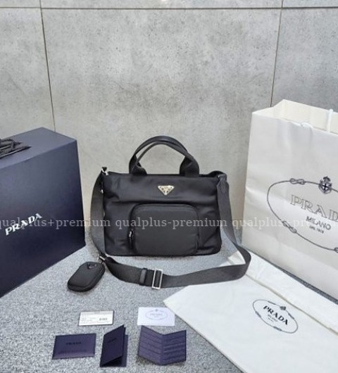 [국내배송] 프*다 22ss 리나일론 삼각로고 토트백 남성용