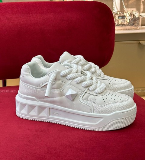 발렌티노 원 스터드 XL 스니커즈 남녀공용