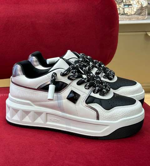 발렌티노 원 스터드 XL 스니커즈 남녀공용