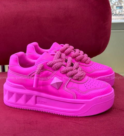 발렌티노 원 스터드 XL 스니커즈 남녀공용