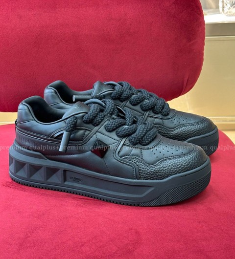 발렌티노 원 스터드 XL 스니커즈 남녀공용