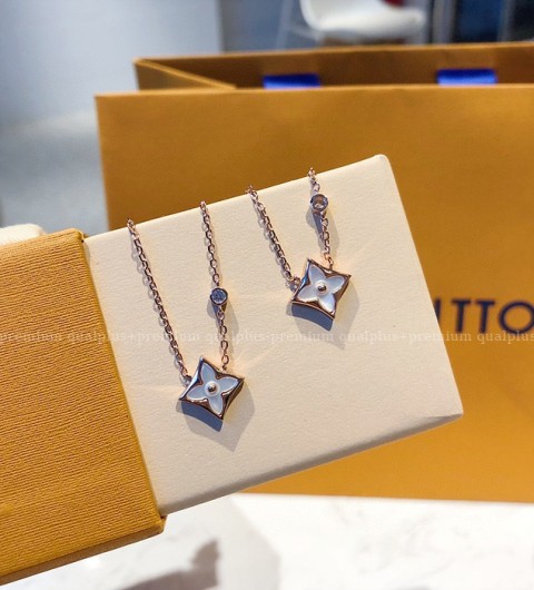 [국내배송] 루*비통 스몰 싱글 플라워 목걸이