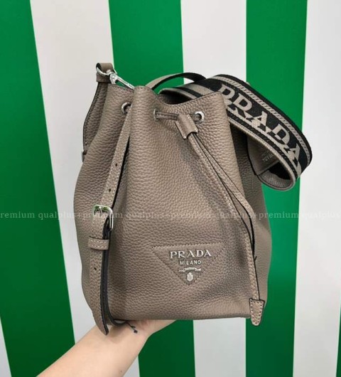 프라다 1BE060 자카드 스트랩 비텔로 다이노 버킷백