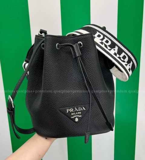 프라다 1BE060 자카드 스트랩 비텔로 다이노 버킷백