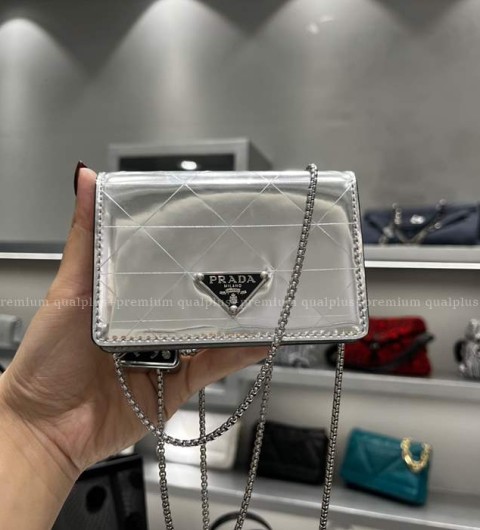 프라다 1MR028 메탈릭 레더 스트랩 카드지갑