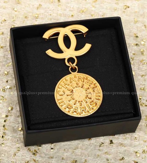 샤넬 CC 메달 브로치