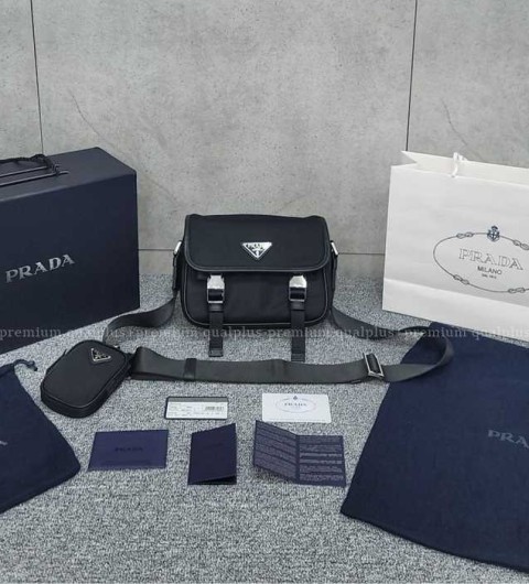 [국내배송] 프*다 22ss 리나일론 삼각로고 메신져백 남성용