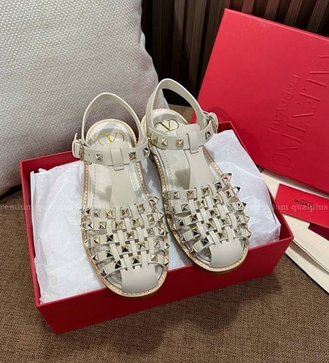 발렌티노 락스터드 샌들 2cm 여성용