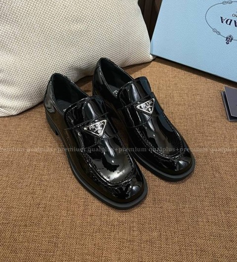 프라다 초콜릿 페이턴트 가죽 로퍼 여성용