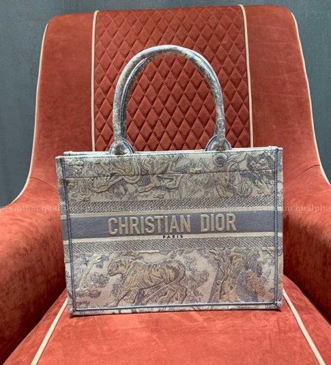 디올 북토트백 미듐