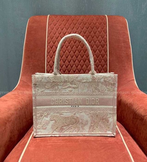디올 북토트백 미듐