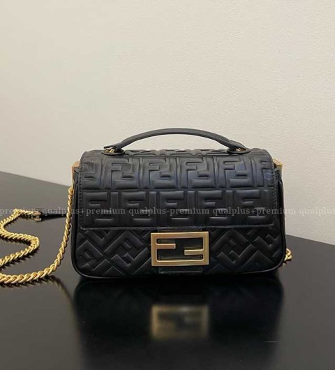 펜디 바게트 체인 숄더백 미듐