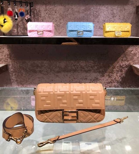 펜디 바게트 숄더백 미듐