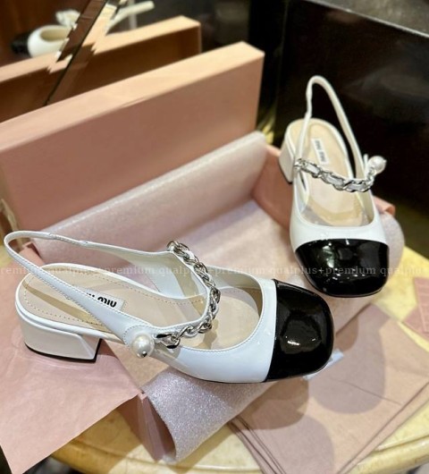 미우미우 페이턴트 가죽 펌프스