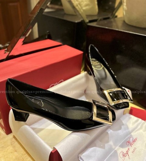 로저비비에 트럼펫 메탈 버클 펌프스 여성용