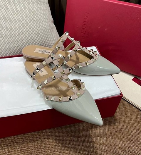 발렌티노 페이턴트 가죽 락스터드 뮬 여성용