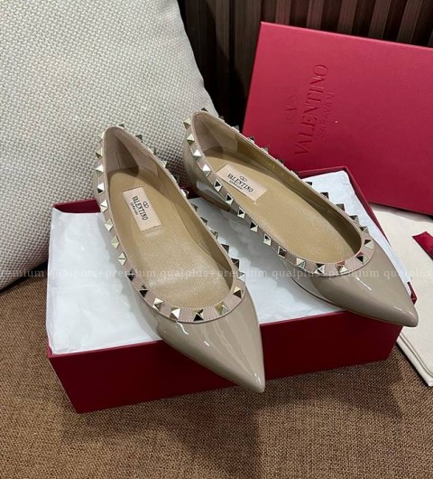 발렌티노 페이턴트 가죽 락스터드 발레리나 플랫슈즈 여성용