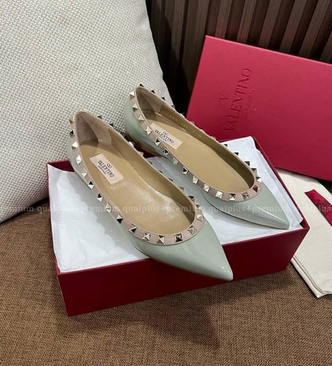 발렌티노 페이턴트 가죽 락스터드 발레리나 플랫슈즈 여성용