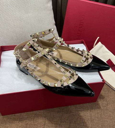 발렌티노 페이턴트 가죽 락스터드 스트랩 플랫슈즈 여성용