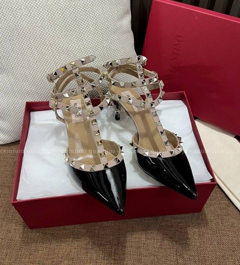 발렌티노 페이턴트 가죽 락스터드 스트랩 펌프스 6.5cm 여성용