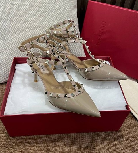 발렌티노 페이턴트 가죽 락스터드 스트랩 펌프스 6.5cm 여성용