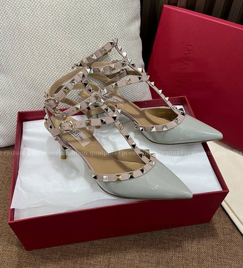 발렌티노 페이턴트 가죽 락스터드 스트랩 펌프스 6.5cm 여성용