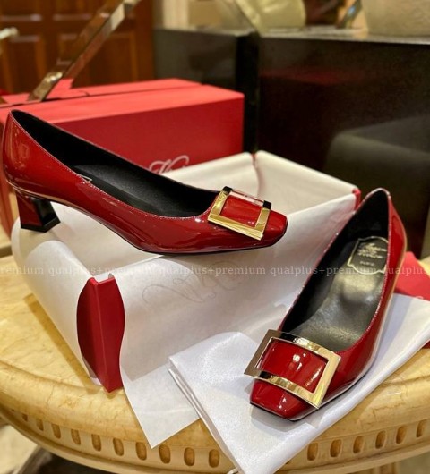 로저비비에 트럼펫 메탈 버클 펌프스 여성용