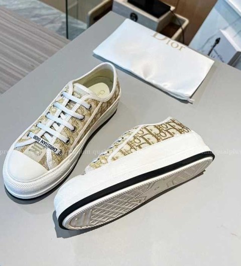 [국내배송] 디* 워크앤 자수 플랫폼 스니커즈 골드