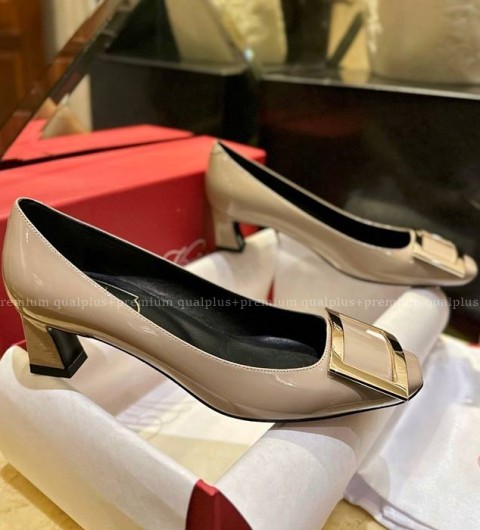 로저비비에 트럼펫 메탈 버클 펌프스 여성용