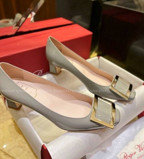 로저비비에 트럼펫 메탈 버클 펌프스 여성용