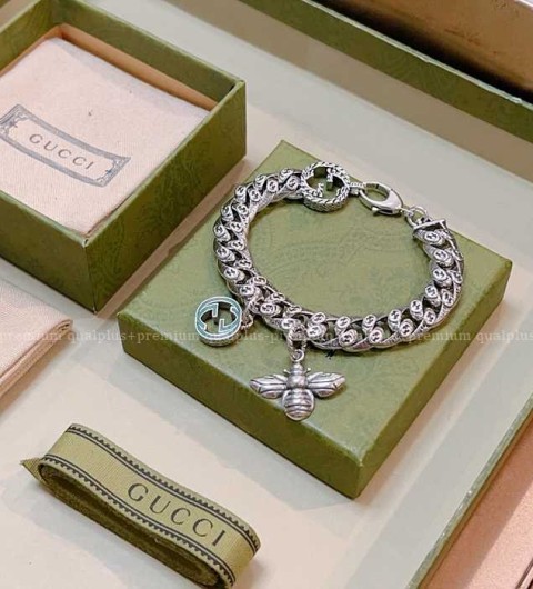 구찌 인터로킹 G 벌 팔찌 남녀공용