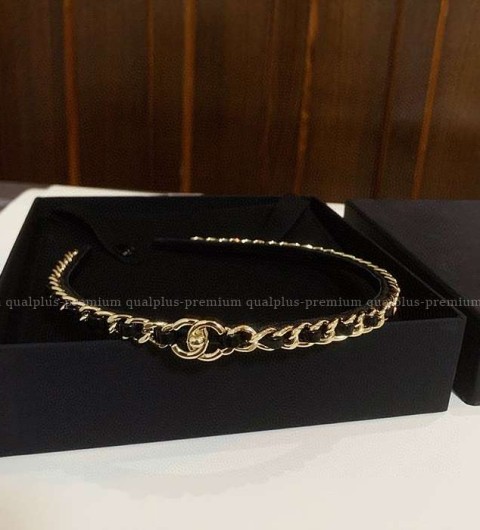 [국내배송] 샤* C패밀리 체인 스트라이프 가죽 헤드밴드