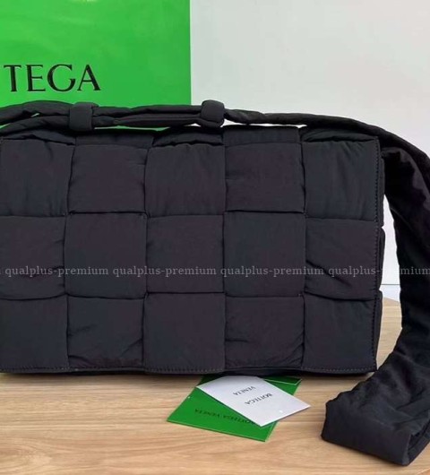 보테가베네타 690133 맥시 패디드 테크 카세트백