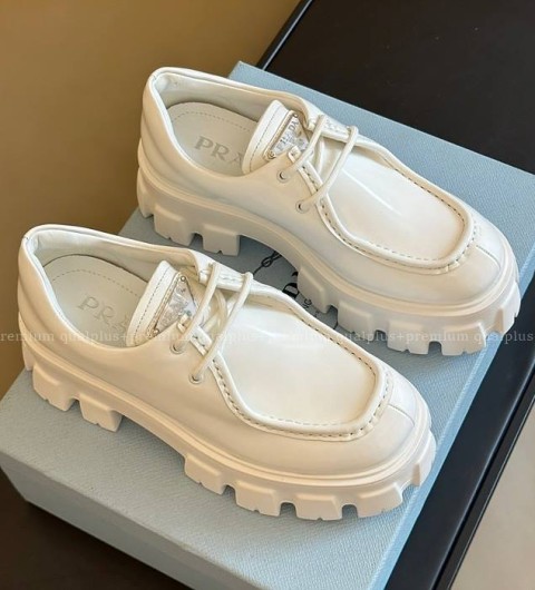 프라다 모놀리스 로퍼 여성용