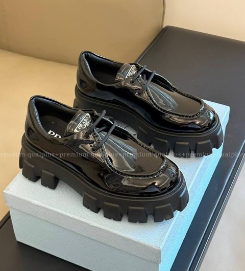 프라다 모놀리스 로퍼 여성용