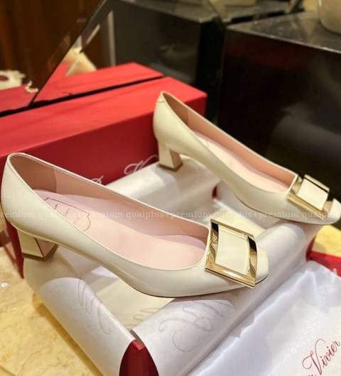 로저비비에 트럼펫 메탈 버클 펌프스 여성용 4.5cm