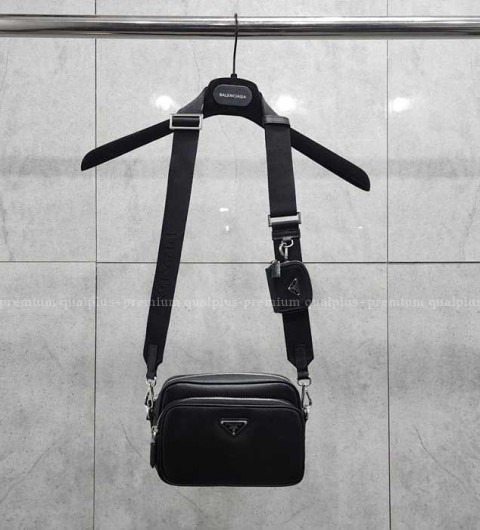 [국내배송] 프*다 사피아노 가죽 숄더백 남성용