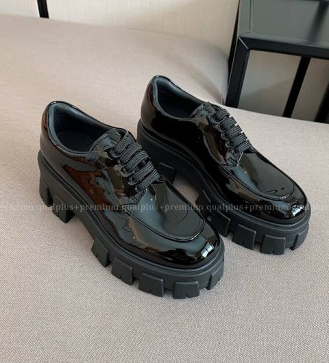 프라다 모놀리스 로퍼 여성용